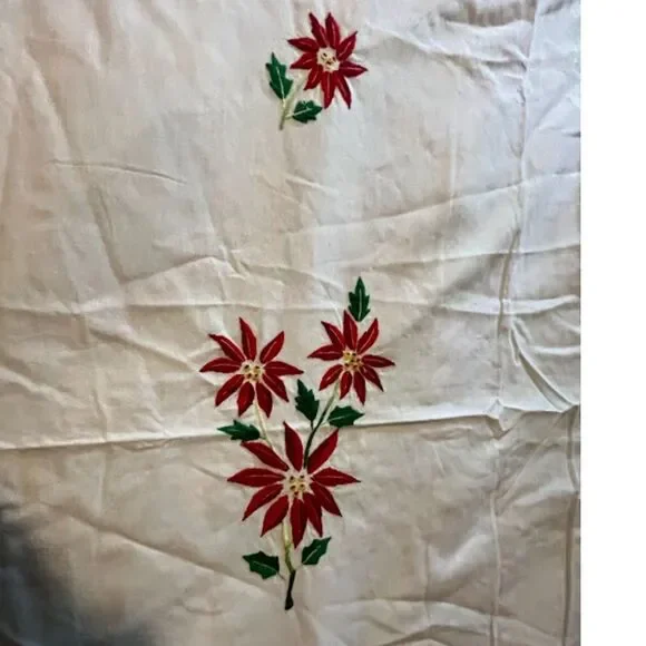 Vintage White Tablecloth 90x57 Hand Embroidered Red Floral Linen Farmhouse - Picture 5 of 5